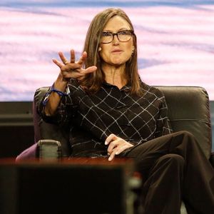 Cathie Wood’s ARK Offloads $90M Coinbase Shares Amid Slew of Analyst Upgrades