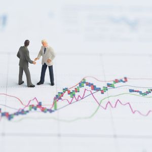 Bitcoin, XRP, ETH Steady as BTC ETFs Attract $590M Inflows