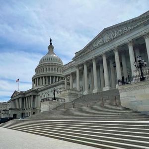 Senate's New Stablecoin Draft Doesn't Target Trump's Crypto, Tweaks Big-Tech Approach