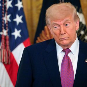 Crypto Daybook Americas: Bitcoin Holds the Line as Trump Labels Iran Leader ‘Easy Target’