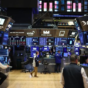 Bitcoin ETFs' 12-Day Inflow Streak Comes to an End as Price Stalls