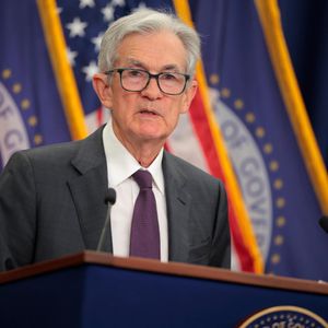 All Eyes on Powell as Bitcoin Holds Below $113K: Crypto Daybook Americas