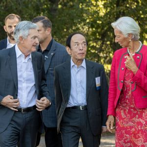 Crypto in Late 2025 and Beyond: What Powell’s Speech Signals for Rates, Inflation and Assets