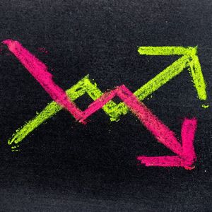 XRP and SOL Signal Bullish Strength While Traders Hedge For Downside in Bitcoin and Ether