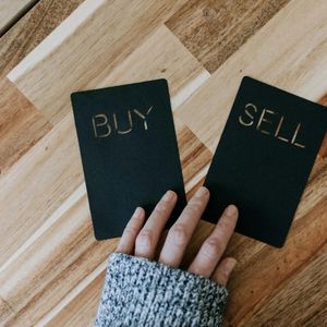 XRP, DOGE, SOL See Friday Pullback as $2.7B Flow to Bitcoin ETFs This Week