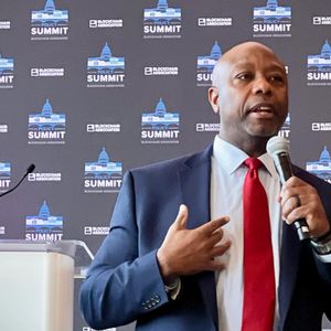 Crypto industry insiders meet with key senators on market structure bill negotiation