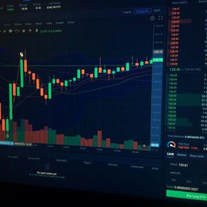 正在大幅领先于美联储，而非及时调整 。 ETF 是原因。