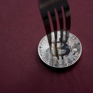 The bitcoin market is splitting in two. Here's who is buying and selling amid the war