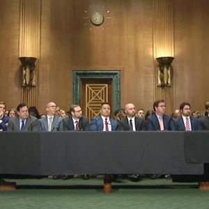 加密货币公司因监管宽松而受到有利因素的支持，同时可能会遇到利率调整的可能性。