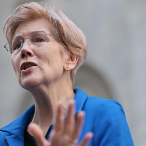 Senator Elizabeth Warren accuses U.S. regulator of approving unqualified crypto banks