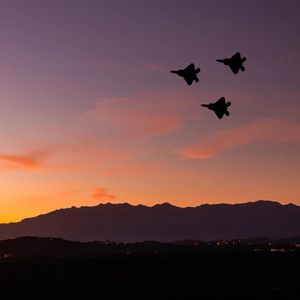 Bitcoin holds near $64,000 as a renewed Hormuz threat clouds US-Iran ceasefire talks