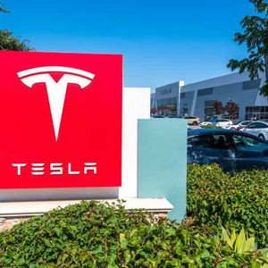 SA Market Talk: Musk says he'll head Tesla for at least 5 years