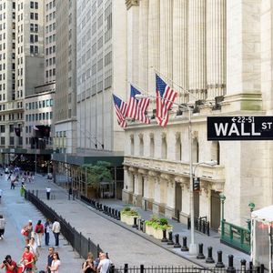 Wall Street overcomes worries on regional banks' health, government shutdown carries on