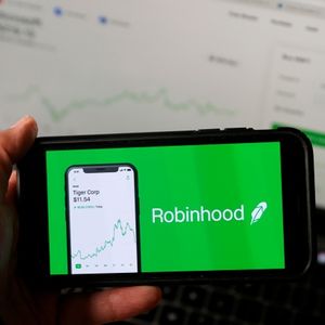 Robinhood stock drops after crypto's weekend slide