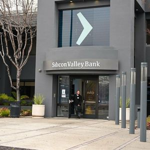 Bidding War: Scaramucci's SkyBridge Capital Competes for Silicon Valley Bank's VC Unit