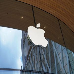 Apple and Goldman Sachs Considered Stock-Trading Feature for iPhones Until Market Downturn – Was Crypto Included?
