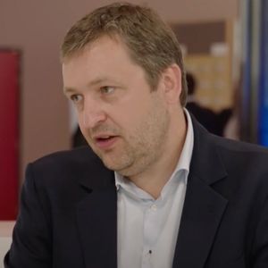 XRP's Valuation Questioned by Legendary Poker Player