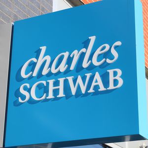 Bloomberg: Schwab's Spot Crypto Trading Would Be 'Tough Sell'