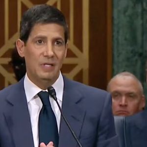 新美联储主席可能对比特币持负面情绪，原因如下：

新美联储主席近期公布的经济数据表明，通胀率维持在低位，经济前景未明显改善。这种宽松的经济环境可能使投资者更倾向于减持比特币。