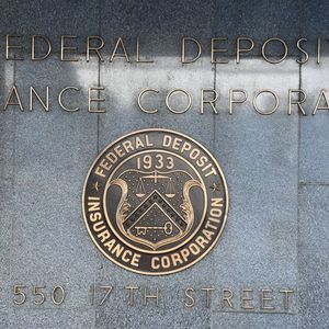 Senator Cynthia Lummis Slams FDIC Over Crypto Cover-Up Allegations