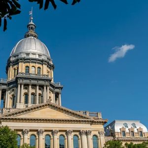 Illinois Governor Signs Crypto Laws, Slams Donald Trump’s Policy Approach