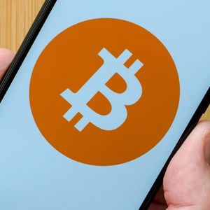 Tom Lee Warns: Bitcoin Could Still Crash 50% Despite Wall Street Buzz