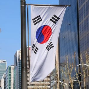 Lawmakers Split Over Who Should Issue Won Stablecoins