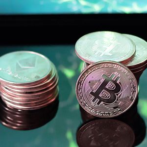 Bitcoin Faces Potential Decline: Analyst Insights Revealed