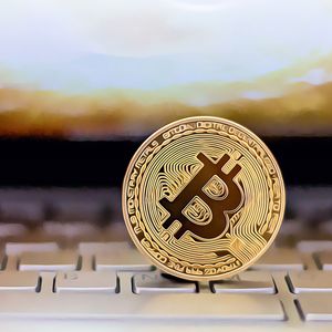 Bitcoin Holds Steady, Defying Market Volatility