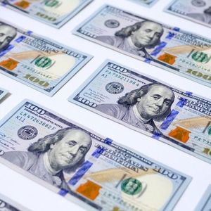 Cryptocurrency Traders Watch US Employment Data Drive Market Expectations