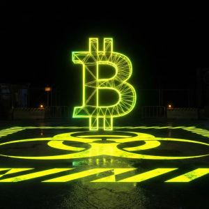 Bitcoin Hovers Above Key Support As Market Watches Saylor’s Next Move