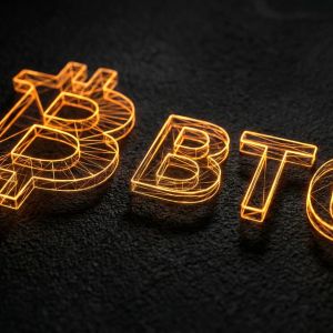 Bitcoin-Gold Correlation Plunges As Macro Signals Flash Rare Patterns