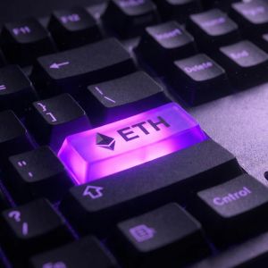 Ethereum trades near $2,475, eyes $2,570 breakout as analysts flag key resistance