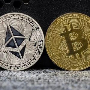 A Large Number of Options Expire Today in Bitcoin and Ethereum! What Does the Data Point to?