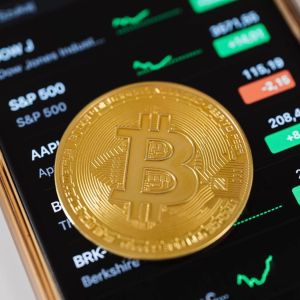 Famous Analyst Reveals Critical Levels to Watch in Bitcoin Decline and the Altcoin Giving a Bullish Signal