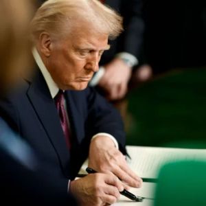 What Does Trump's Strategic Bitcoin Reserve Order Mean for XRP, Solana, and Other Altcoins?