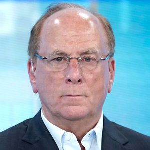 BlackRock CEO Issues Serious Warning Amid $1 Trillion Bitcoin And Crypto Price Sell-Off