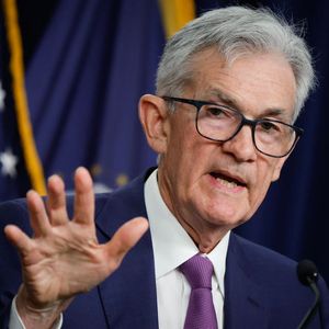 Fed Officials Fail To Cut Rates After U.S. Economy Contracts In Q1